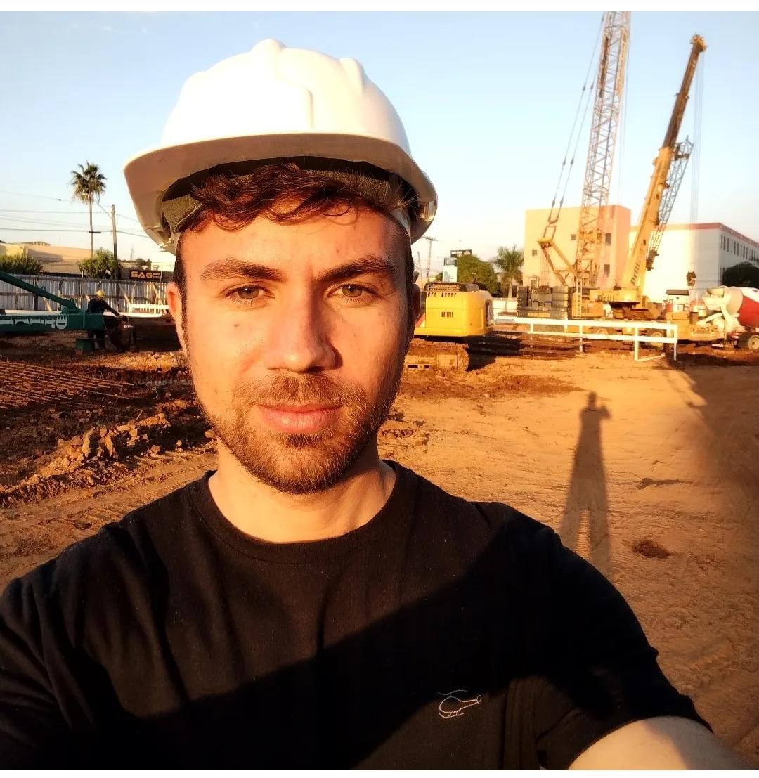 André Senson engenheiro civil com capacete em canteiro de obras Indaiatuba